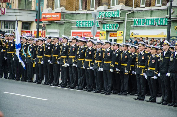 ロシア ウラジオストク 2015 軍事パレードで戦勝記念日のパレードの制服スタンド船員が ナチスドイツ以上ソ連の大祖国戦争での勝利を記念する休日 — ストック写真