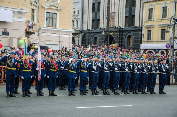 ロシア ウラジオストク 2015 空挺の兵士軍の戦勝記念日のパレードのパレード制服スタンドがあります 休日を記念する大祖国戦争でナチス ドイツでソ連の勝利 — ストック写真