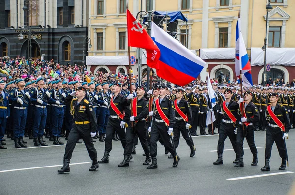 ロシア ウラジオストク 2015 軍事パレードで戦勝記念日のパレードの制服 月船員が ナチスドイツ以上ソ連の大祖国戦争での勝利を記念する休日 — ストック写真