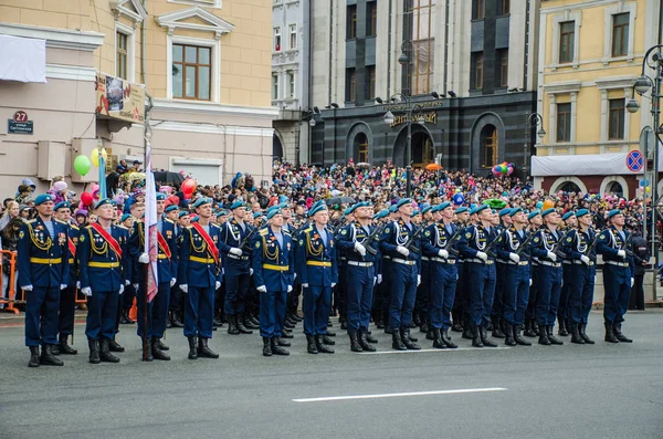 俄罗斯 符拉迪沃斯托克 2015 在胜利日的 May 空降部队的士兵列队行进 节日纪念苏联战胜纳粹德国的伟大卫国战争 — 图库照片