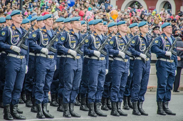 ロシア ウラジオストク 2015 空挺の兵士軍の戦勝記念日のパレードのパレード制服スタンドがあります 休日を記念する大祖国戦争でナチス ドイツでソ連の勝利 — ストック写真