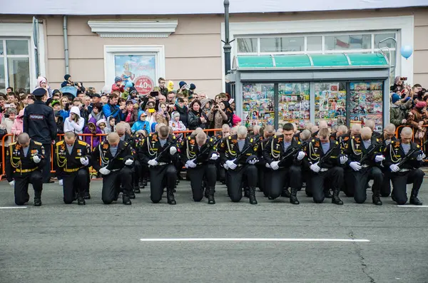 Rússia Vladivostok 2015 Marinheiros Militares Uniforme Desfile Com Metralhadoras Estão — Fotografia de Stock