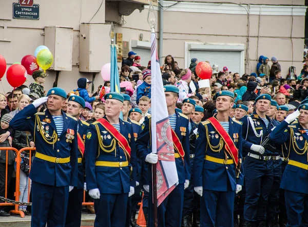 俄罗斯 符拉迪沃斯托克 2015 在胜利日的 May 空降部队的士兵列队行进 节日纪念苏联战胜纳粹德国的伟大卫国战争 — 图库照片