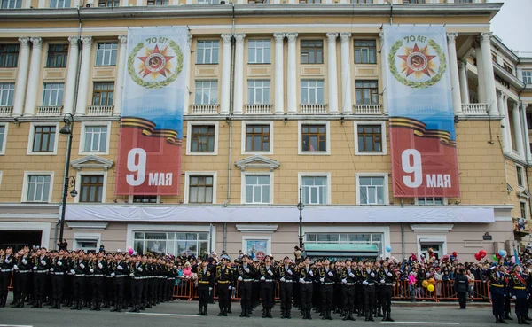 Rusia Vladivostok 2015 Marineros Militares Uniforme Desfile Con Ametralladoras Paran — Foto de Stock