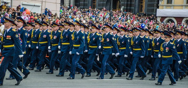俄罗斯 符拉迪沃斯托克 2015 俄罗斯空军军官列队游行在 May 胜利日游行 卫国战争中苏联对纳粹德国的纪念胜利 — 图库照片