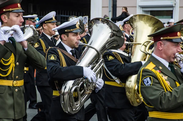 俄罗斯 符拉迪沃斯托克 2015 阅兵仪式上的军事音乐家在 May 的胜利日游行 纪念苏联战胜纳粹德国的节日 — 图库照片