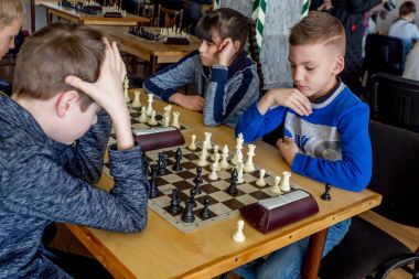 Rusya, Vladivostok, 02/24/2018. Çocuklar oyun Satranç Satranç Satranç kulübü yarışmaya sırasında. Eğitim, satranç ve akıl oyunları. Rekabet ve turnuva. Çocukların eğlence.
