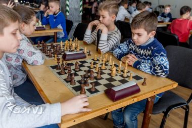 Rusya, Vladivostok, 02/24/2018. Çocuklar oyun Satranç Satranç Satranç kulübü yarışmaya sırasında. Eğitim, satranç ve akıl oyunları. Rekabet ve turnuva. Çocukların eğlence.
