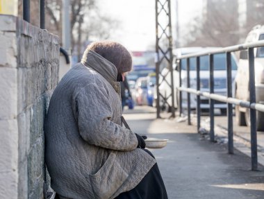 Rusya, Vladivostok, 02/10/2018. Sadaka sokakta bir soğuk kış günü yalvarıyor yaşlı zavallı kadın. Yoksulluk ve yoksul insanlar. Dilenciler şehrin sokaklarında. Sosyal sorunları kavramı.