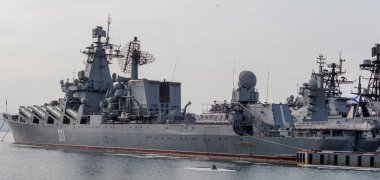 Rusya, Vladivostok, 02/10/2018. Modern Rus askeri kruvazör savaş gemisi Varyag (ex-Chervona Ukrayna) üzerinde pierce. Varyag Rus Pasifik donanmasının amiral gemisi.