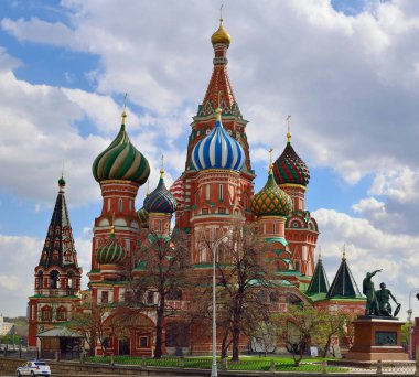 Saint Basil Katedrali, olarak da bilinen Katedrali, Vasily mübarek görüntüleyin. Kızıl Meydan üzerinde yakınındaki Kremlin yerleştirilir. Rusya, Moskova.