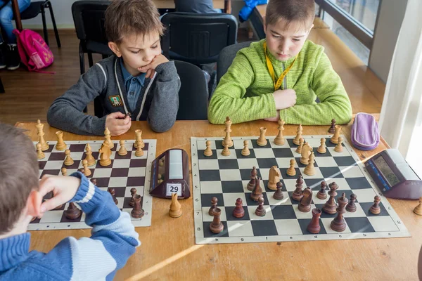 Rusya, Vladivostok, 02/24/2018. Çocuklar oyun Satranç Satranç Satranç kulübü yarışmaya sırasında. Eğitim, satranç ve akıl oyunları. Rekabet ve turnuva. Çocukların eğlence.