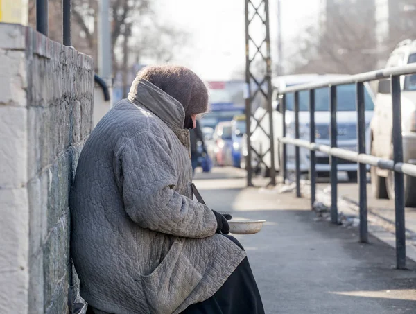 Rússia Vladivostok 2018 Idosos Pobre Mulher Implorando Esmola Rua Dia — Fotografia de Stock