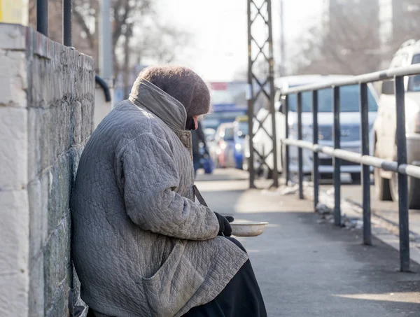 Russia Vladivostok 2018 Povera Donna Anziana Che Implora Elemosina Strada — Foto Stock