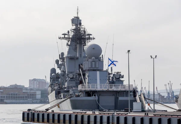 現代のロシア軍巡洋艦戦艦ピアスに 船のボード上のロシア海軍少尉 ロシア ウラジオストク — ストック写真