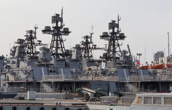 现代俄罗斯军用巡洋舰战舰的上层建筑 俄罗斯海军少尉和国旗在船板上 俄罗斯 海参崴 — 图库照片
