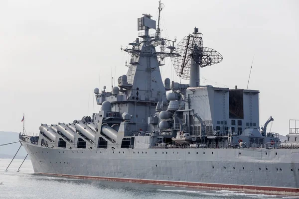 現代のロシア軍巡洋艦戦艦ピアスに ロシア ウラジオストク — ストック写真