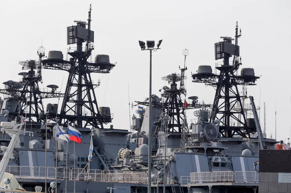 現代のロシア軍巡洋艦戦艦の上部構造 ロシア海軍少尉 船のボード上のフラグ ロシア ウラジオストク — ストック写真