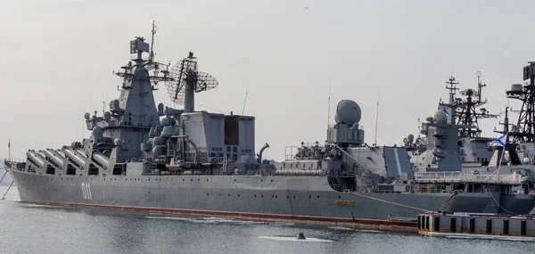 ロシア ウラジオストク 2018 現代のロシア軍巡洋艦戦艦ワリヤーグ チェルヴォナ ウクライナ ピアスに ワリヤーグはロシア太平洋艦隊海軍の旗艦 — ストック写真