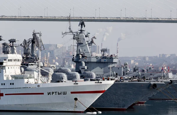ロシア ウラジオストク 2018 ウラジオストクの港のロシアの太平洋の海軍の軍の戦艦の駐車場を表示します 前面と背面にいくつか巡洋艦の病院船 イルティシュ — ストック写真