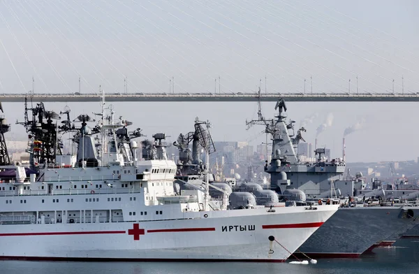 ロシア ウラジオストク 2018 ウラジオストクの港のロシアの太平洋の海軍の軍の戦艦の駐車場を表示します 前面と背面にいくつか巡洋艦の病院船 イルティシュ — ストック写真