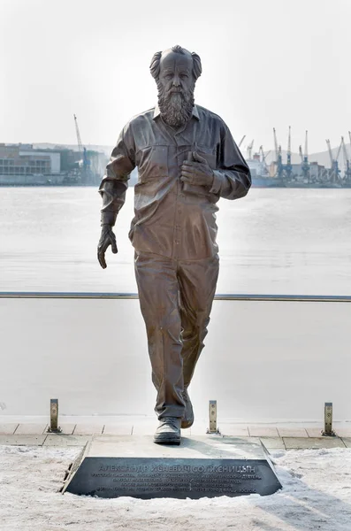 Rusya, Vladivostok, 02/10/2018. Alexander Isayevich Solzhenitsyn şehir şehir dolgu üzerinde anıt. O Rus yazar ve tarihçi, 1970 Nobel Edebiyat Ödülü layık oldu.
