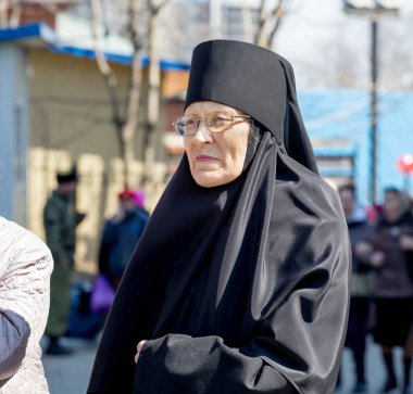 Rusya, Vladivostok, 04/08/2018. Yaşlı Rahibe geleneksel siyah aşınmaya portresi.