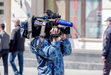 Rusya, Vladivostok, 04/08/2018. Kameraman (Tv operatörü) kanal 