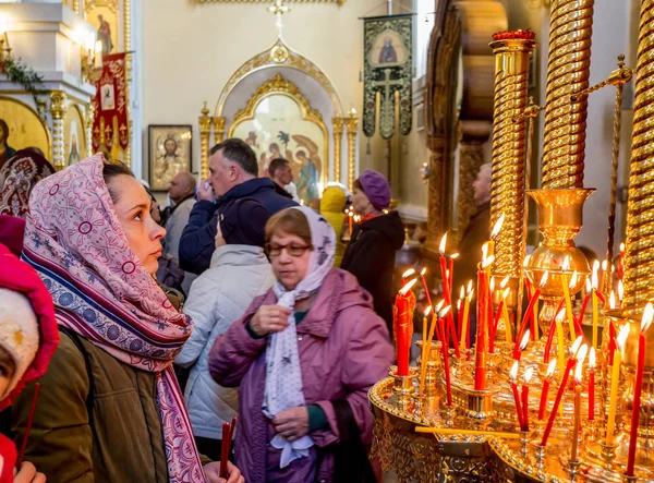Россия Владивосток 2018 Красивая Леди Молится Перед Иконой Свечами Церкви — стоковое фото