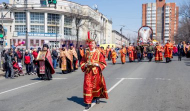 Rusya, Vladivostok, 04/08/2018. Festival Paskalya Ortodoks rahip ve kazaklar alay. Vladivostok Paskalya kutlamaları şehir merkezinde. Paskalya, Ortodoks Hıristiyanlığın ana tatil.