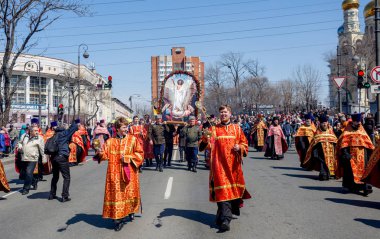 Rusya, Vladivostok, 04/08/2018. Festival Paskalya Ortodoks rahip ve kazaklar alay. Vladivostok Paskalya kutlamaları şehir merkezinde. Paskalya, Ortodoks Hıristiyanlığın ana tatil.