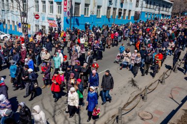 Rusya, Vladivostok, 04/08/2018. Şehirde sokakta şehir merkezinde sırasında şenlikli Paskalya alay yürürken kişilik bir kalabalık. Paskalya, Ortodoks Hıristiyanlığın ana tatil.
