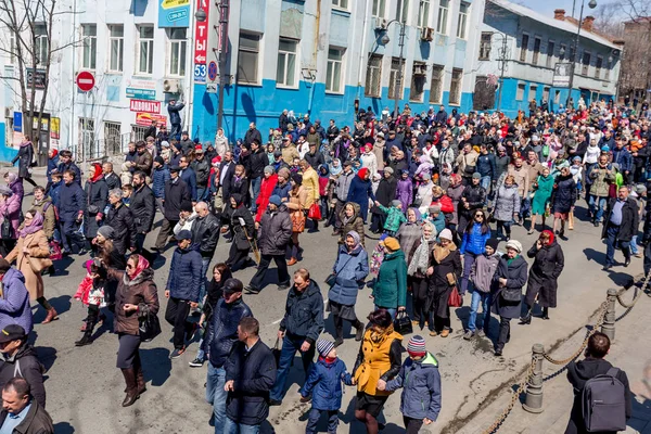 Россия Владивосток 2018 Толпа Людей Идущих Улице Центре Города Время — стоковое фото