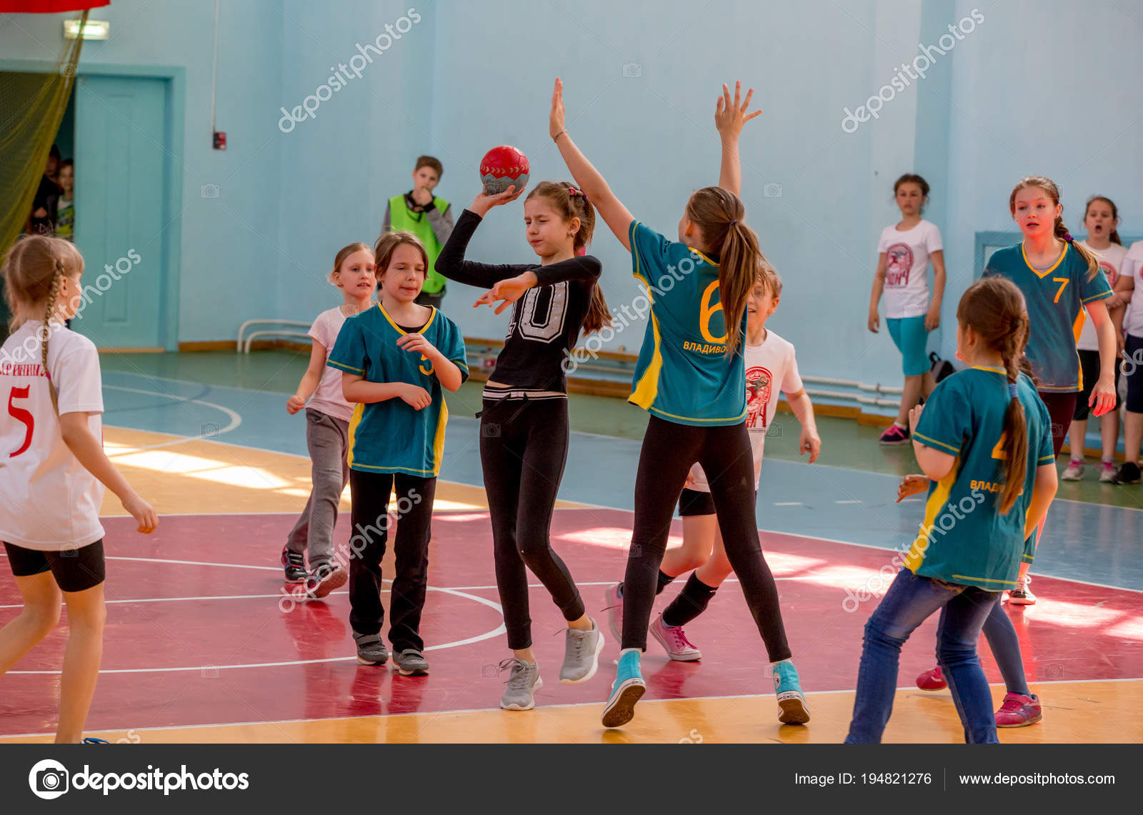 俄罗斯 海参崴 2018 孩子们在室内玩手球 体育和体育活动 儿童训练和运动 — 图库照片