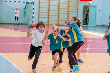 Rusya, Vladivostok, 04/28/2018. Çocuklar hentbol kapalı oynar. Spor ve fiziksel aktivite. Eğitim ve spor çocuklar için.