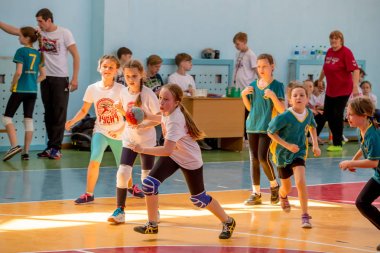 Rusya, Vladivostok, 04/28/2018. Çocuklar hentbol kapalı oynar. Spor ve fiziksel aktivite. Eğitim ve spor çocuklar için.