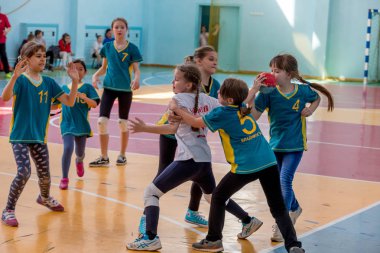 Rusya, Vladivostok, 04/28/2018. Çocuklar hentbol kapalı oynar. Spor ve fiziksel aktivite. Eğitim ve spor çocuklar için.