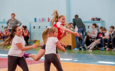 Rusya, Vladivostok, 04/28/2018. Çocuklar hentbol kapalı oynar. Spor ve fiziksel aktivite. Eğitim ve spor çocuklar için.