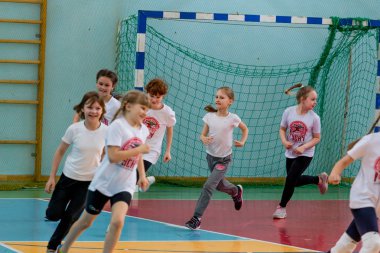 Rusya, Vladivostok, 04/28/2018. Kapalı hentbol yarışmadan önce eğitim çocuklar. Spor ve fiziksel aktivite. Eğitim ve spor çocuklar için.