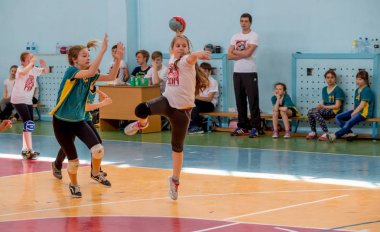 Rusya, Vladivostok, 04/28/2018. Çocuklar hentbol kapalı oynar. Spor ve fiziksel aktivite. Eğitim ve spor çocuklar için.