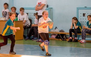 Rusya, Vladivostok, 04/28/2018. Çocuklar hentbol kapalı oynar. Spor ve fiziksel aktivite. Eğitim ve spor çocuklar için.