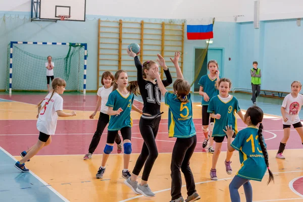 Rusya, Vladivostok, 04/28/2018. Çocuklar hentbol kapalı oynar. Spor ve fiziksel aktivite. Eğitim ve spor çocuklar için.