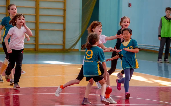 Rusia Vladivostok 2018 Los Niños Juegan Balonmano Interiores Deportes Actividad —  Fotos de Stock