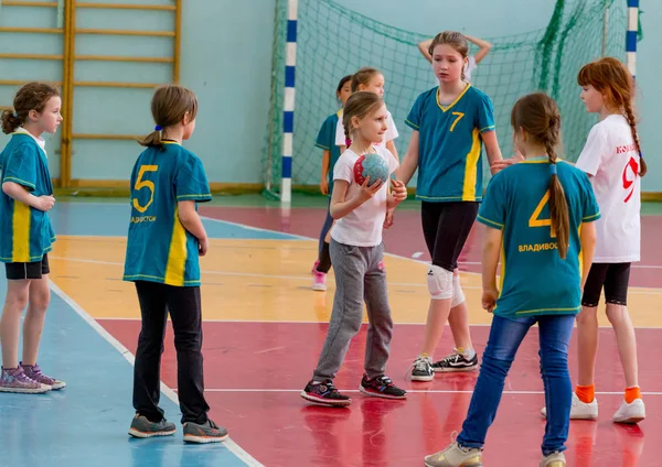 Rusya, Vladivostok, 04/28/2018. Çocuklar hentbol kapalı oynar. Spor ve fiziksel aktivite. Eğitim ve spor çocuklar için.