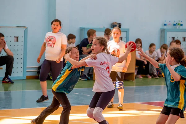 Rússia Vladivostok 2018 Crianças Jogam Handebol Casa Esportes Atividade Física — Fotografia de Stock