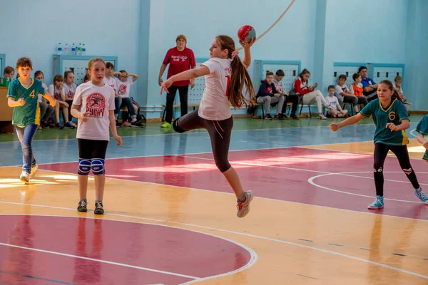 Rusya, Vladivostok, 04/28/2018. Çocuklar hentbol kapalı oynar. Spor ve fiziksel aktivite. Eğitim ve spor çocuklar için.