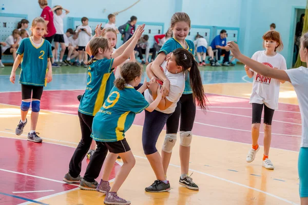 Rusia Vladivostok 2018 Los Niños Juegan Balonmano Interiores Deportes Actividad —  Fotos de Stock