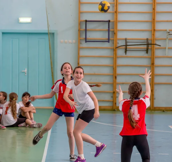 Rússia Vladivostok 2018 Crianças Jogam Handebol Casa Esportes Atividade Física — Fotografia de Stock