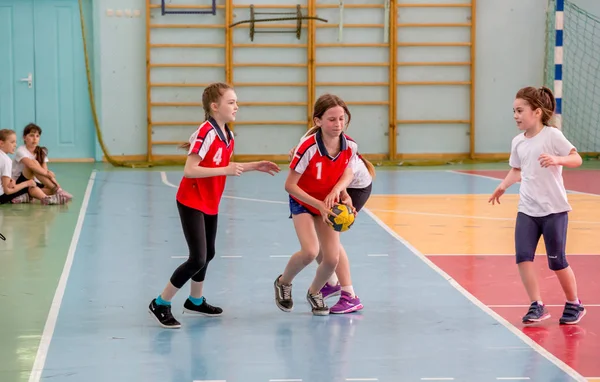 Rusya, Vladivostok, 04/28/2018. Çocuklar hentbol kapalı oynar. Spor ve fiziksel aktivite. Eğitim ve spor çocuklar için.