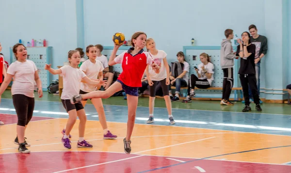Rusya, Vladivostok, 04/28/2018. Çocuklar hentbol kapalı oynar. Spor ve fiziksel aktivite. Eğitim ve spor çocuklar için.